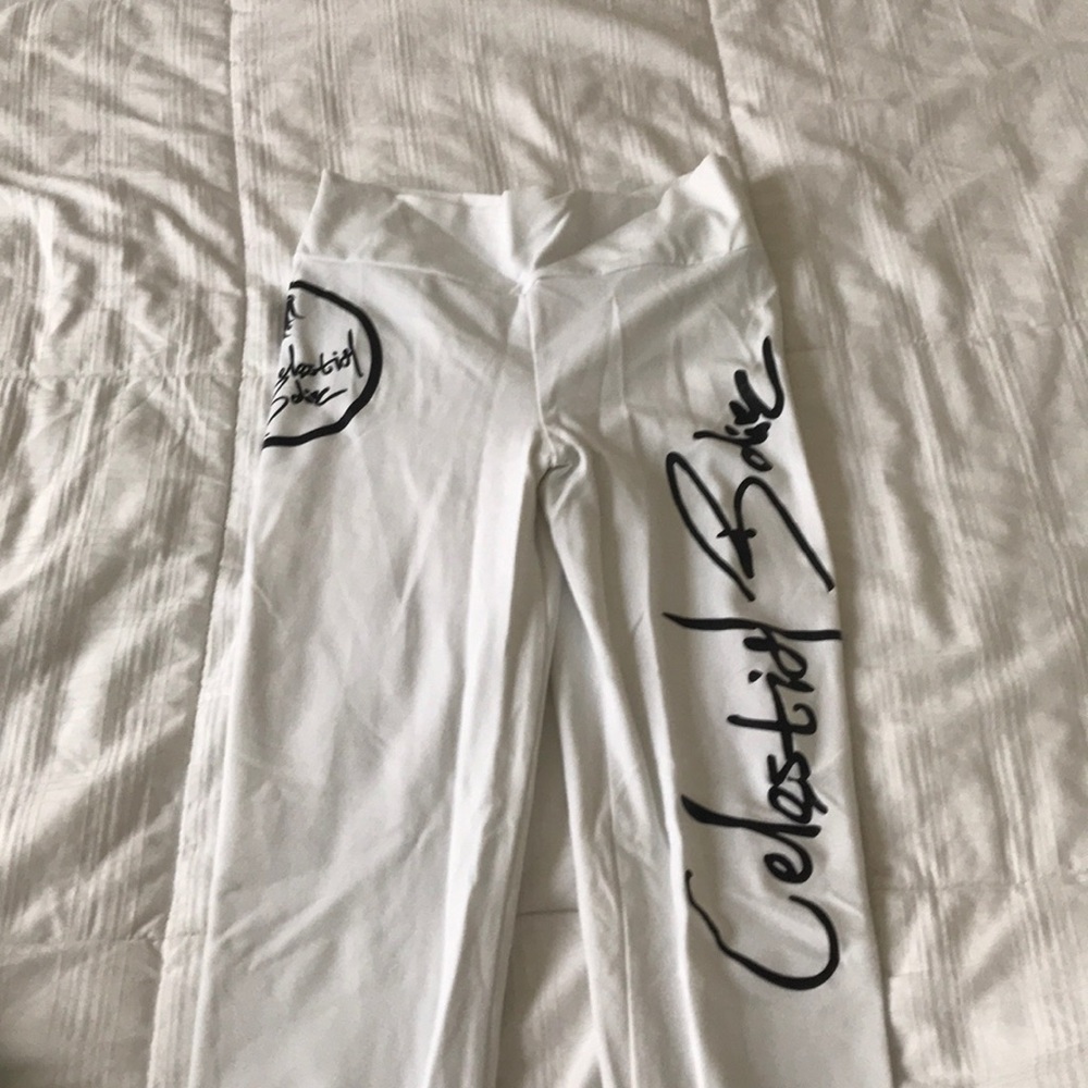 Size M booty scrunch workout pants